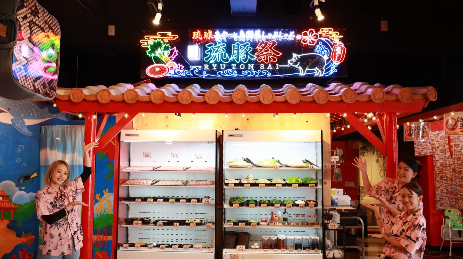 ネオン看板と赤い門が目を引く店内のビュッフェカウンター