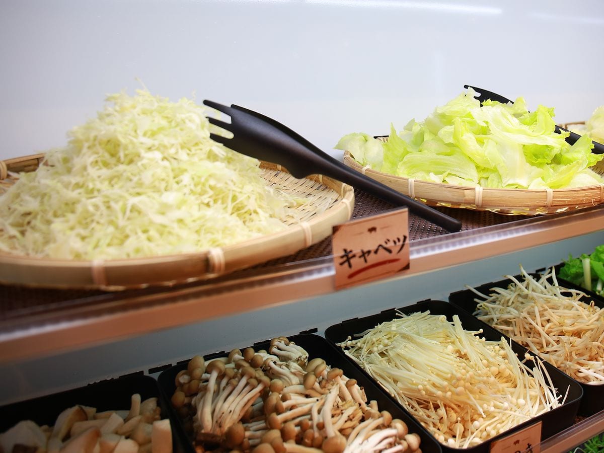 キャベツやレタス、きのこが並ぶ島野菜のビュッフェコーナー