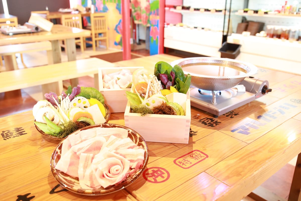 あぐー豚と島野菜、しゃぶしゃぶ鍋を並べたテーブル
