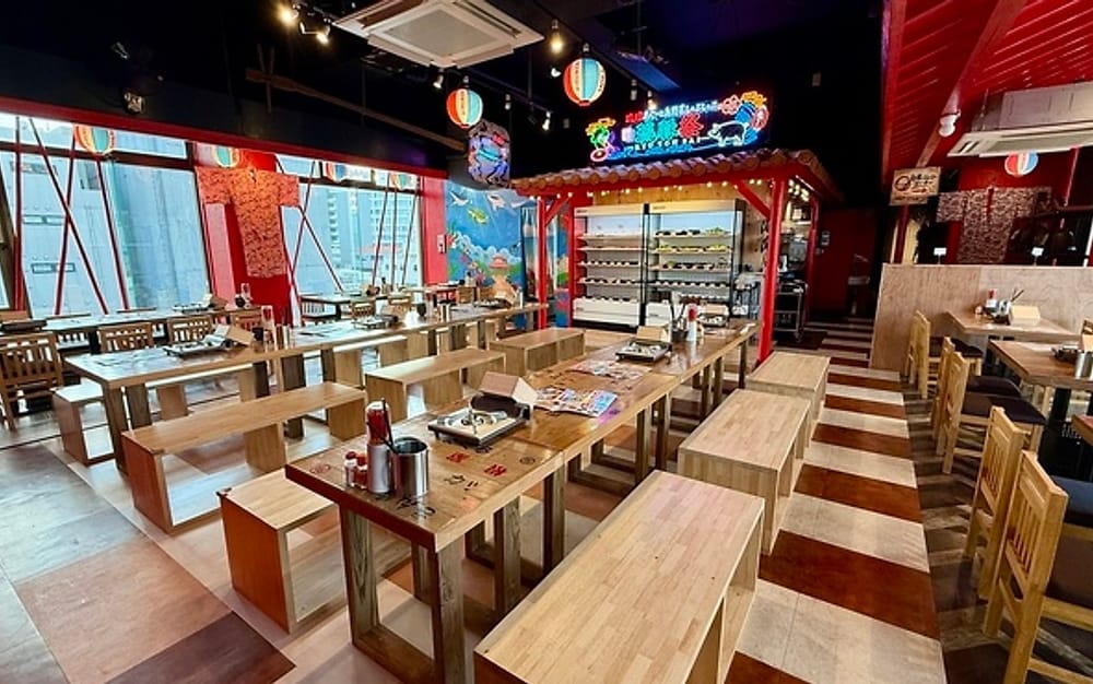 テーブル席とベンチが並ぶ店内の全景