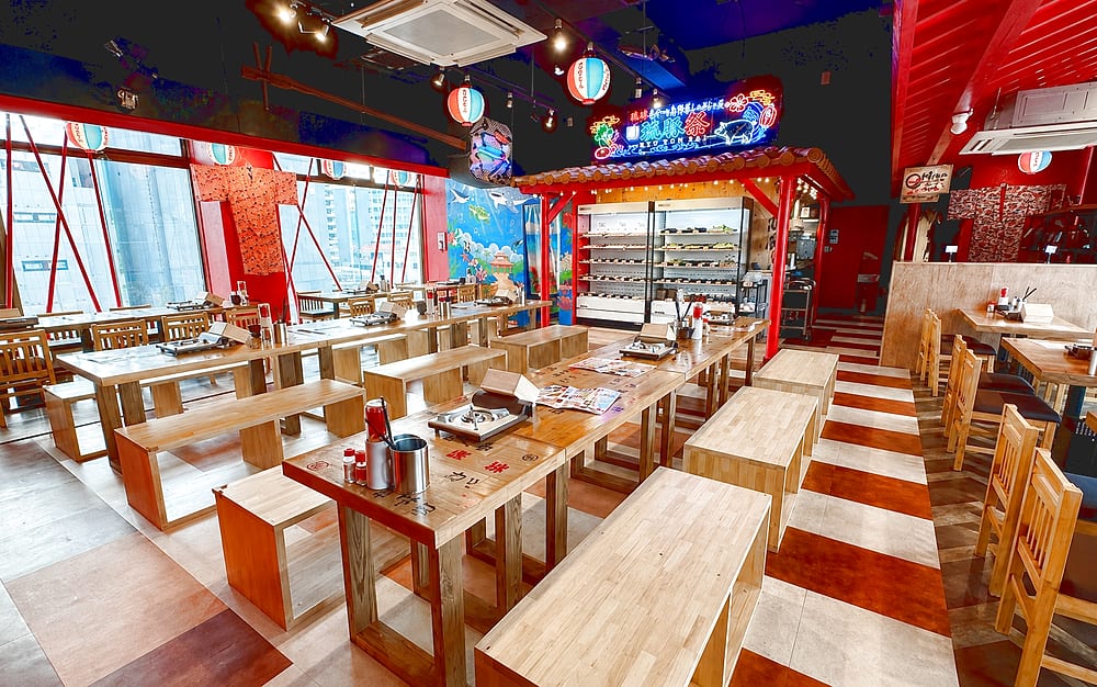 テーブル席とベンチが並ぶ店内の全景