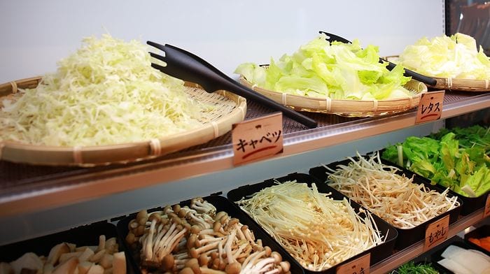 キャベツやレタス、きのこが並ぶ島野菜のビュッフェコーナー