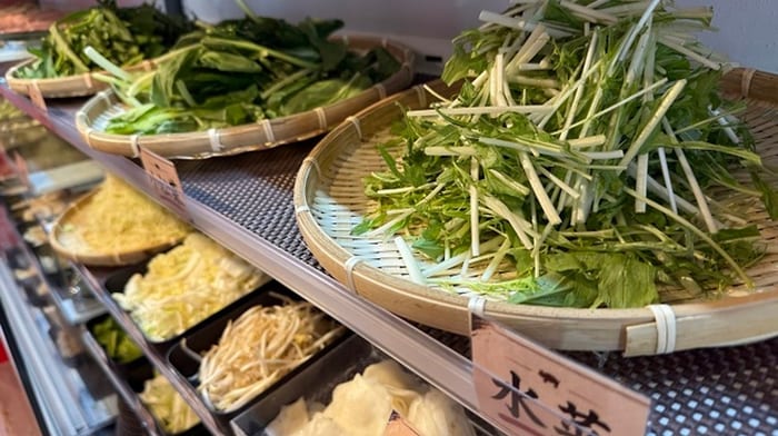 ざるに盛られた島野菜が並ぶビュッフェコーナー